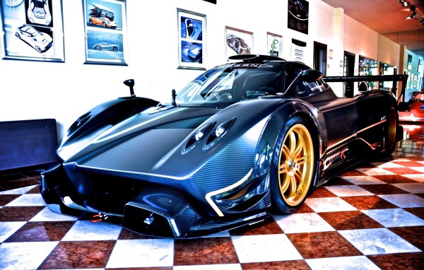Автомобиль Pagani в помещении