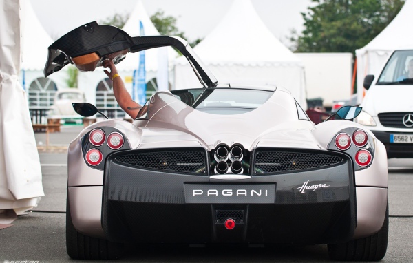 Вид сзади на авто Pagani
