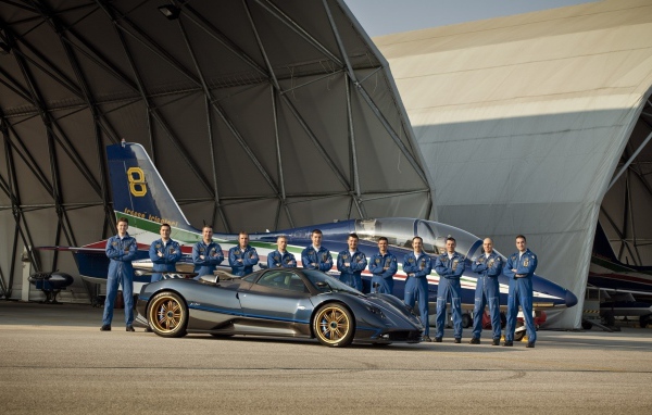 Команда пилотов с самолетом и автомобилем Pagani Zonda Tricolore