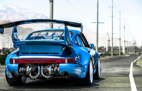 Синий спортивный Porsche 911