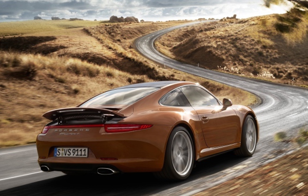 Коричневый Порше на шоссе за городом