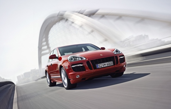 Красный Порше на городском мосту