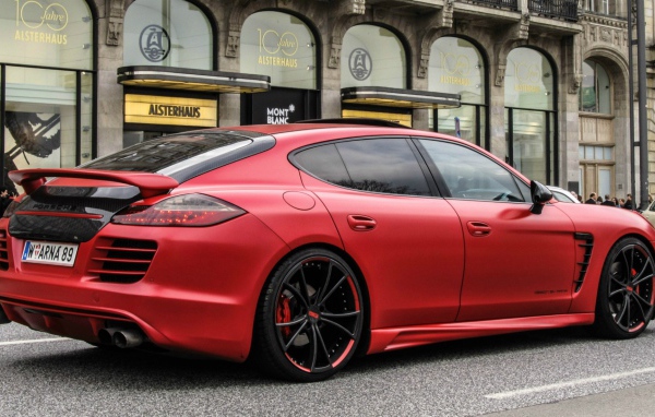 Красный автомобиль Porsche Panamera