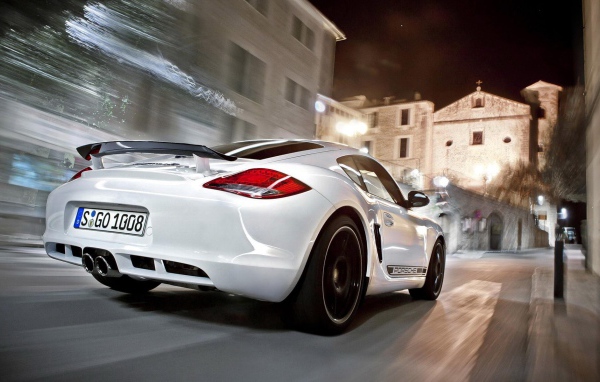 Белый Порше Бокстер на городской улице