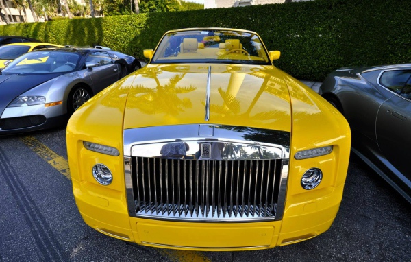 Желтый Rolls-Royce Phantom