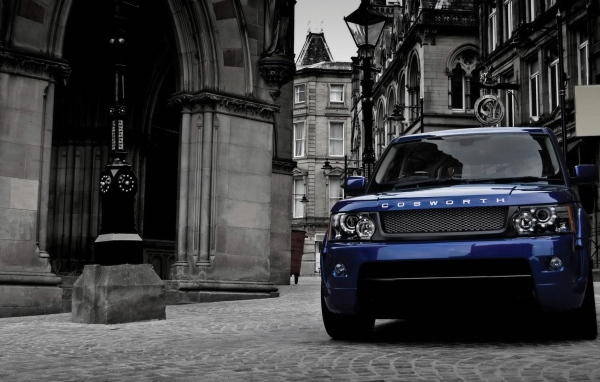 Мощный синий Range Rover