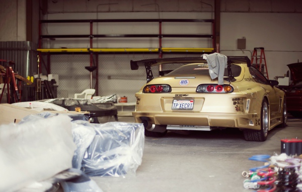 Коричневая Toyota Supra MK4 в гараже