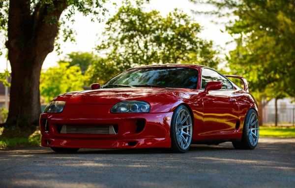 Красная Toyota Supra