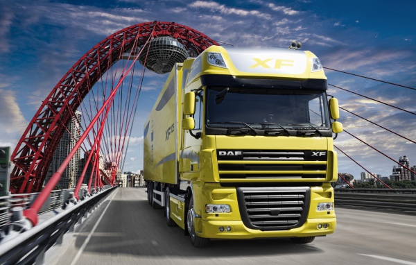 Желтый грузовик ДАФ на мосту