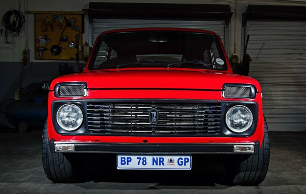 Красная Lada Niva