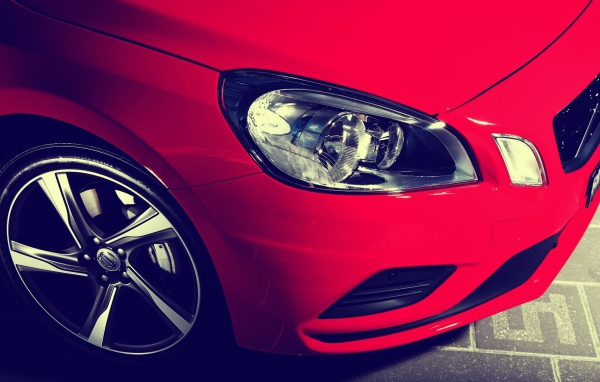 Фары красного авто Volvo