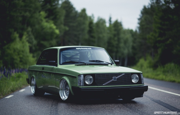 Старый зеленый Volvo на дороге