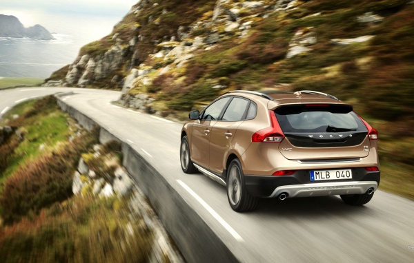 Быстрый Volvo на серпантине