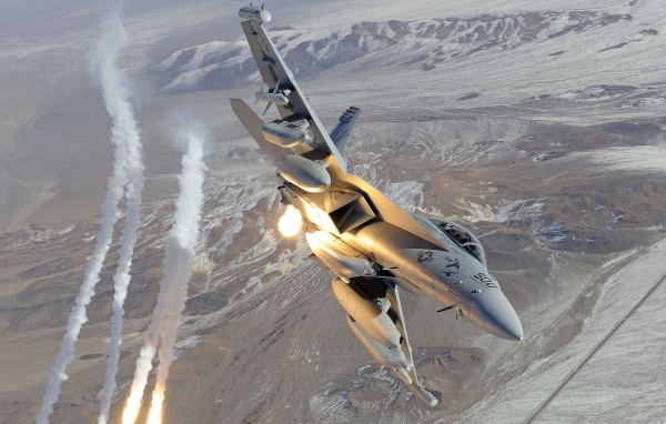 Боевой самолет в небе