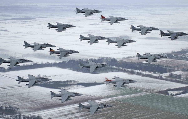 Отряд военных самолетов Harrier II