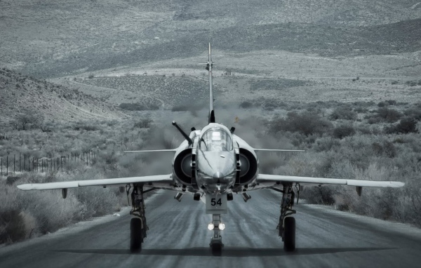 Истребитель на взлетно-посадочной полосе