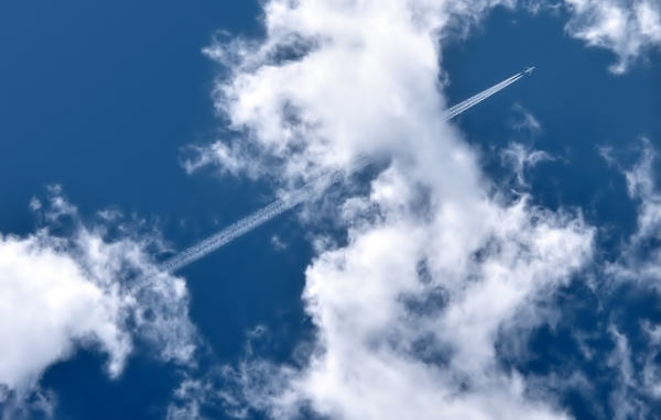 Полет самолета в облаках