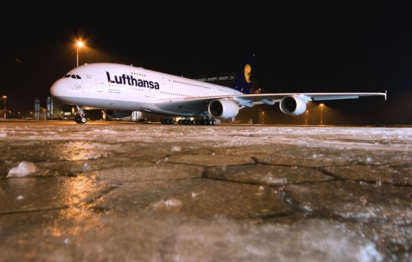 Самолет Люфтганза стоит в аэропорту