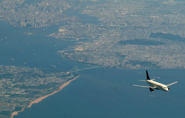 Мегаполис под крыльями пассажирского самолета