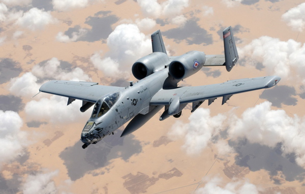 Военный самолет А-10 в небе