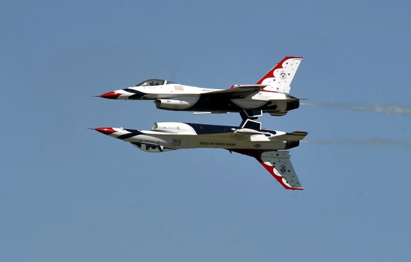 Зеркальный полет истребителей