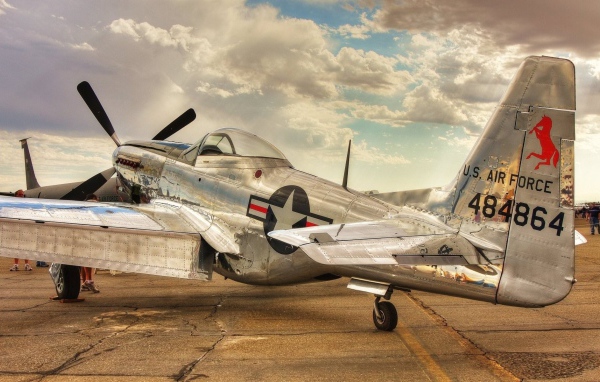 Старый самолет P-51 Mustang американских ВВС