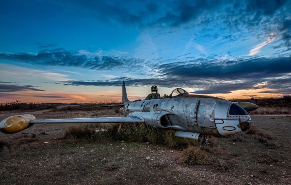 Старый самолет на военном аэродроме