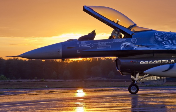 Открытая кабина военного самолета