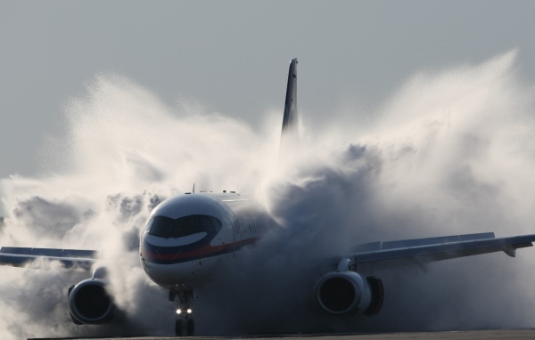 Самолет пролетает облако