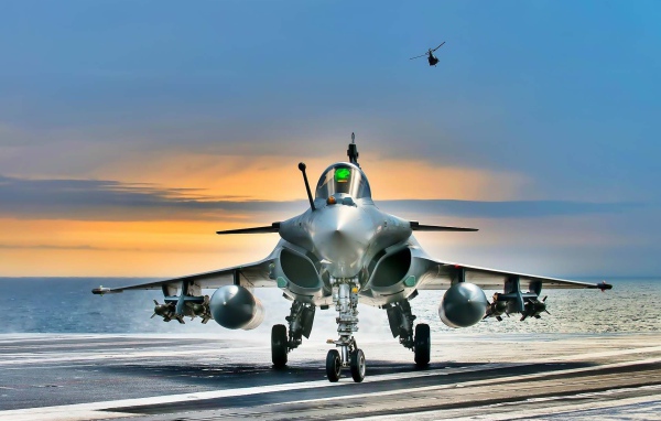 Самолет на авианосце