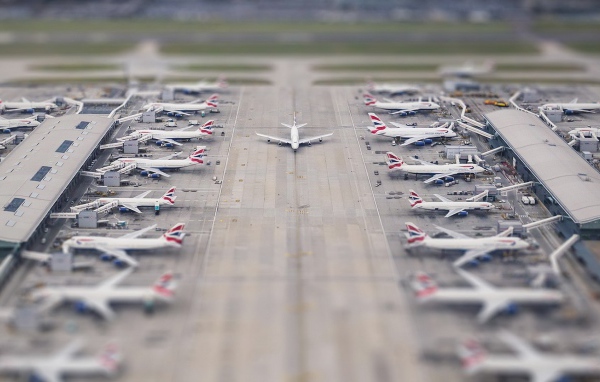 Самолет выруливает на полосу