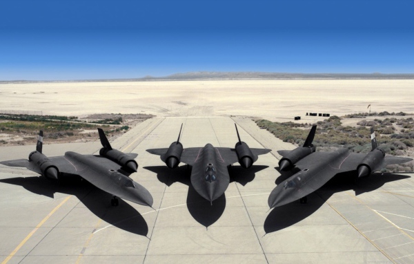 Три военных самолета Lockheed SR-71 Blackbird