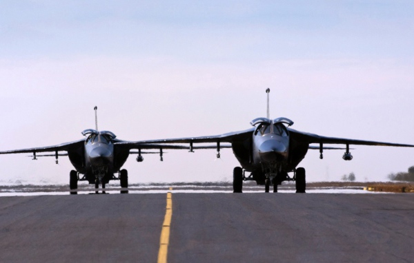 Два военных самолета готовятся к взлету