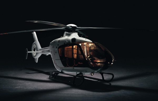 Белый частный вертолет