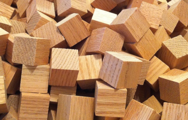 Россыпь деревянных кубиков