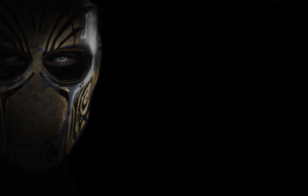 Коричневая маска, черный фон
