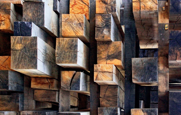 Аккуратная кладка деревянных брусков