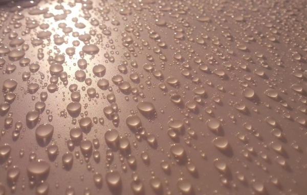 Конденсат на светлой поверхности