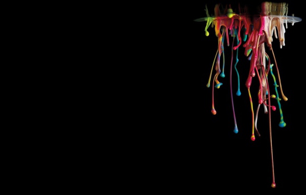 Потоки краски на черном фоне
