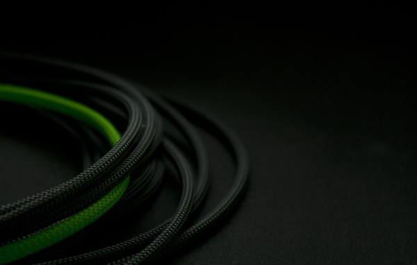 Зеленый провод среди черных