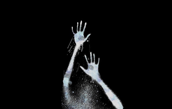 Следы рук на черном фоне
