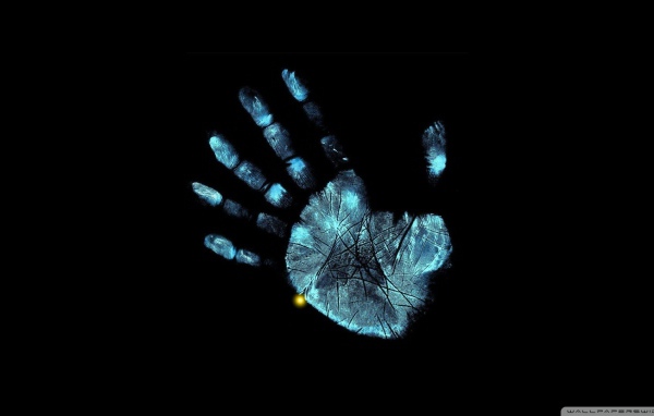 Отпечаток ладони на черном фоне