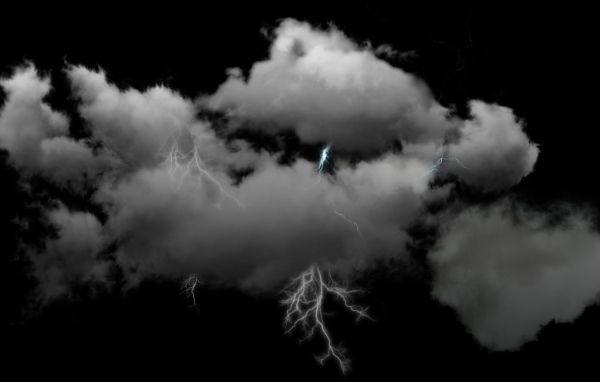 Молнии в пушистых белых облаках
