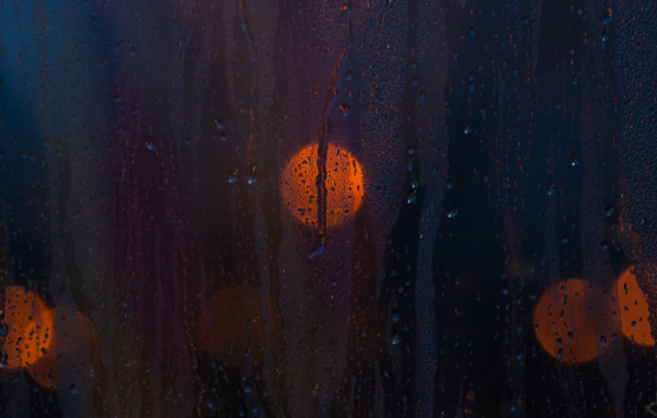 Огни за влажным стеклом