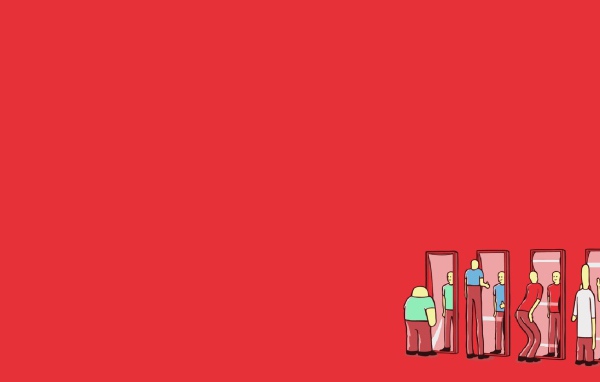 Люди смотрят в кривые зеркала