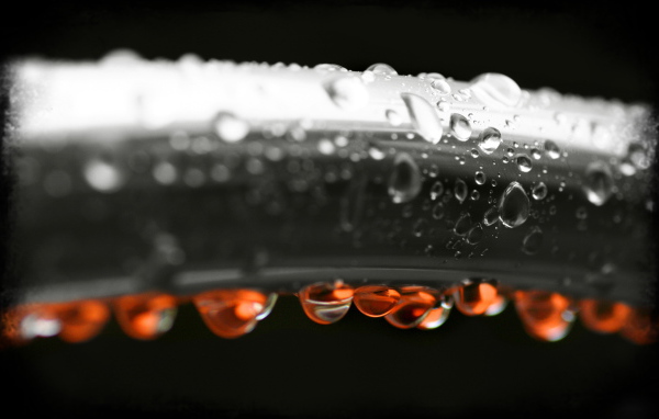 Красные капли на черном фоне