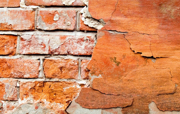 Осыпавшаяся красная штукатурка