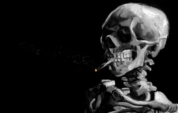 Скелет курильщика на черном фоне