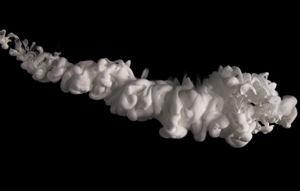 Полоса из белого дыма на черном фоне