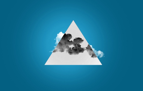 Треугольник с облаком на голубом фоне